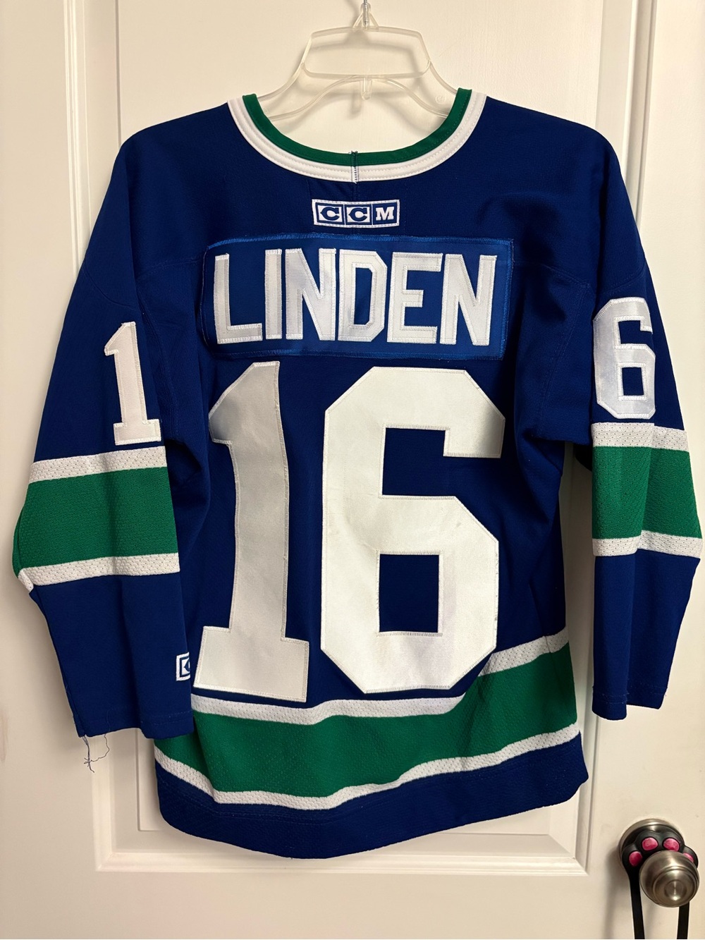 Trevor Linden 16 Vancouver Canucks Home CCM Jersey Youth Size L/XL Blue